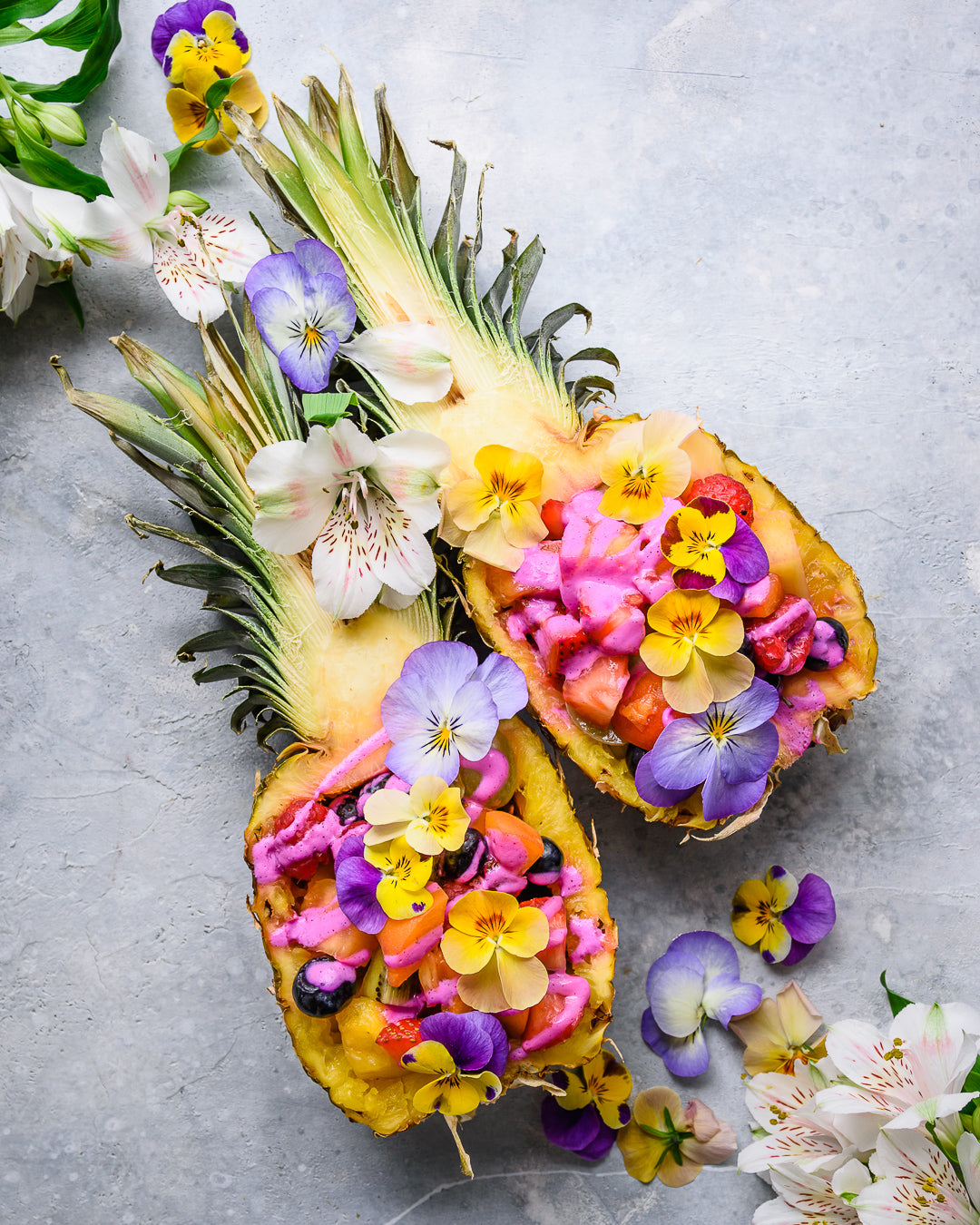 Easy salad idea: Fruity salad in pineapple boats 