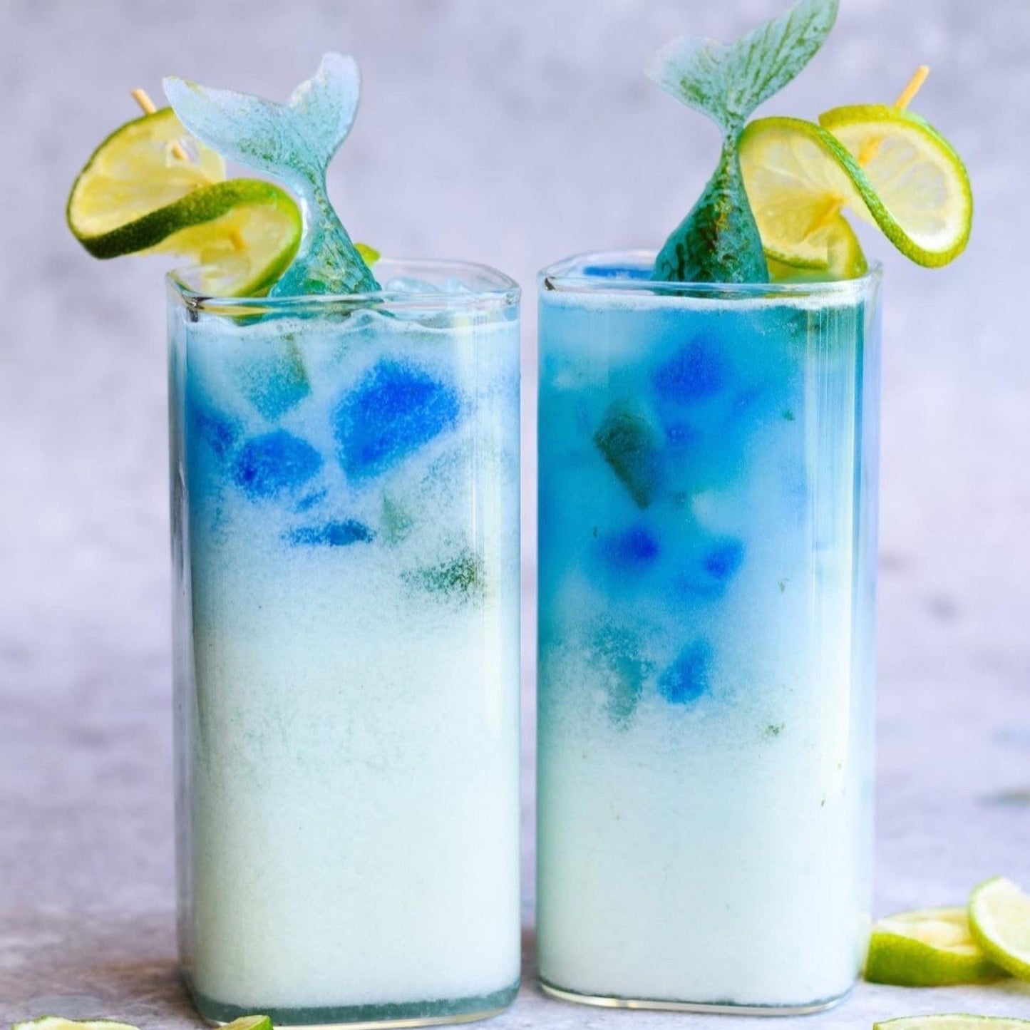 Blå lattes med blå spirulina pulver