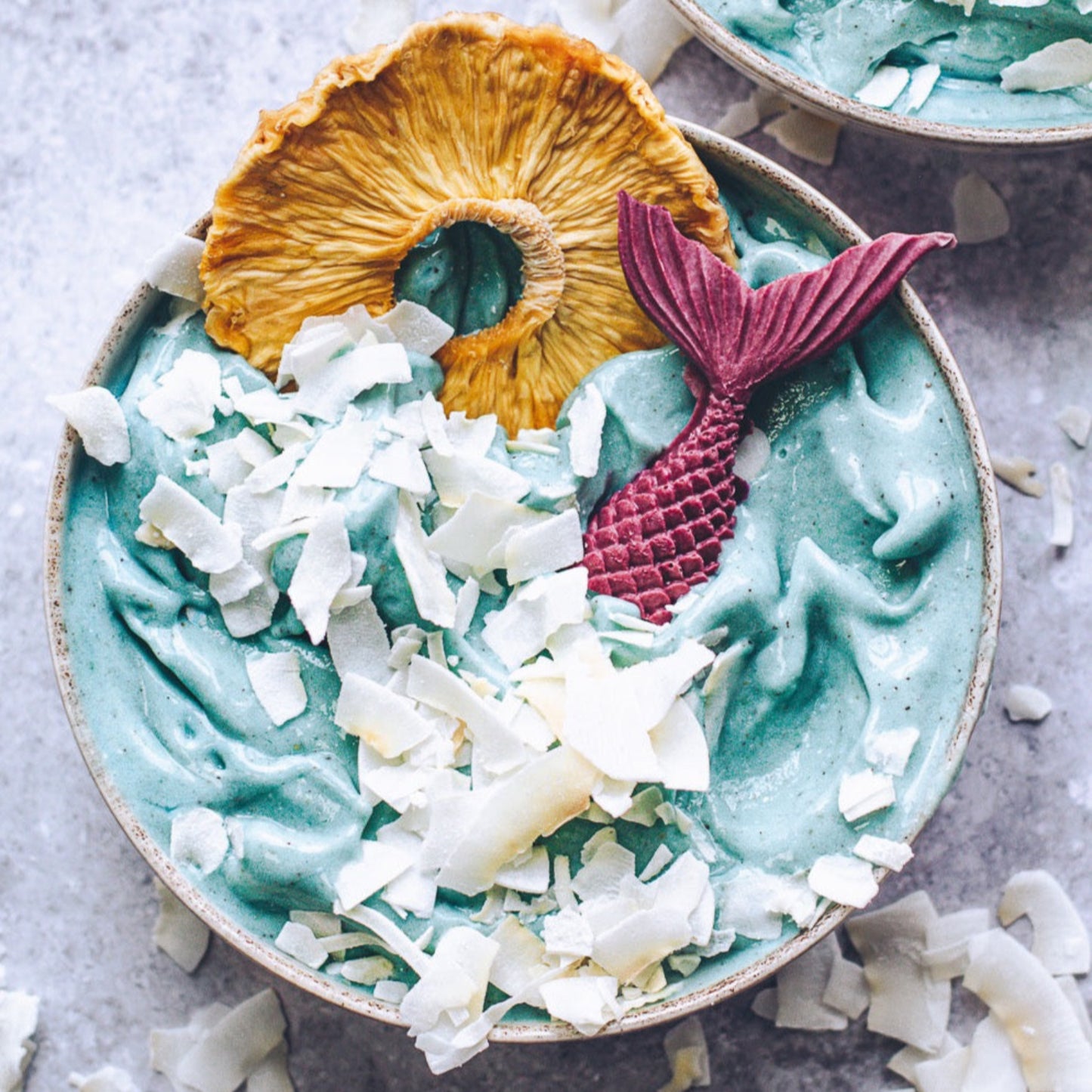Blå nicecream  bowl med Blue Spirulina – krämig, näringsrik och naturligt blå